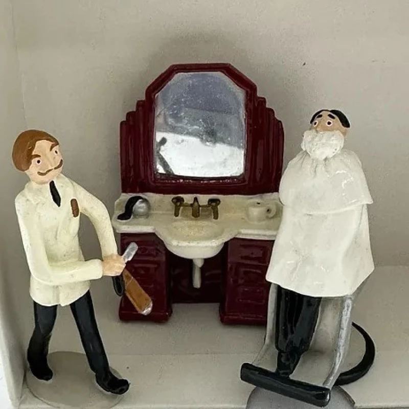 CHEZ LE BARBIER - ENSEMBLE DE TROIS FIGURINES - Les Civils Notre siècle / La Vie Parisienne/ Décors & Perso