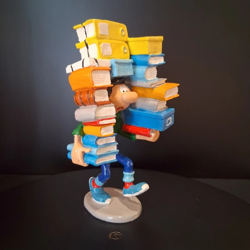 GASTON PORTANT UNE PILE DE LIVRES ET DE DOCUMENTS - Gaston Collection Classique n° 3