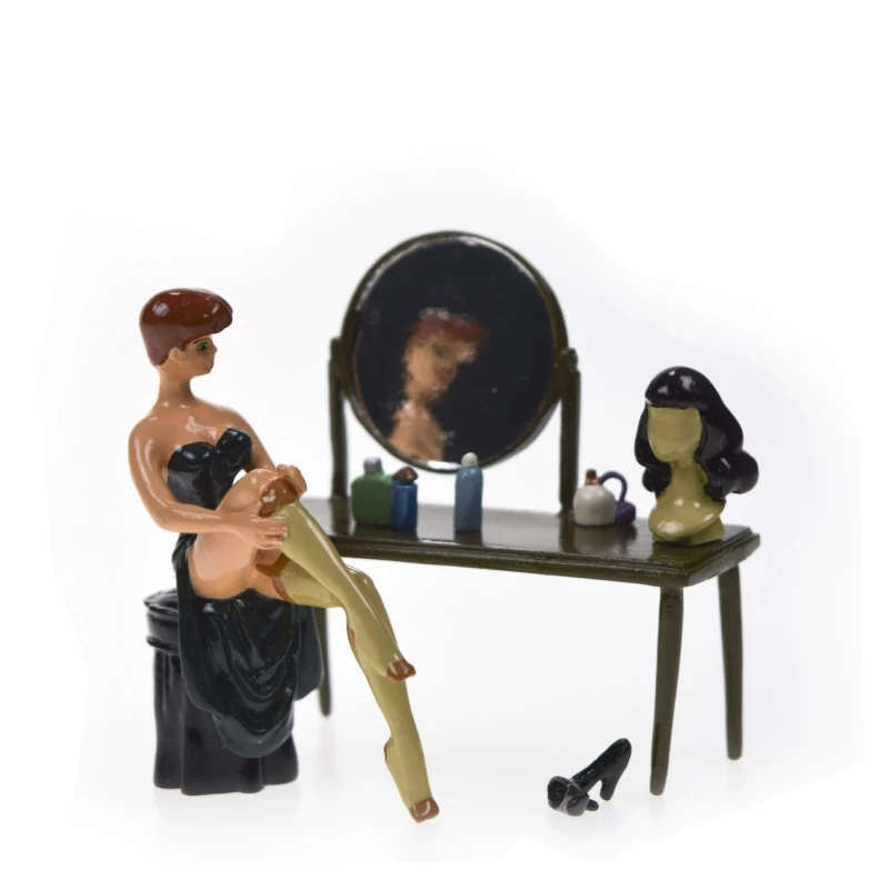 LA PIN'UP DEVANT SA COIFFEUSE - Pin-Up Collection Classique